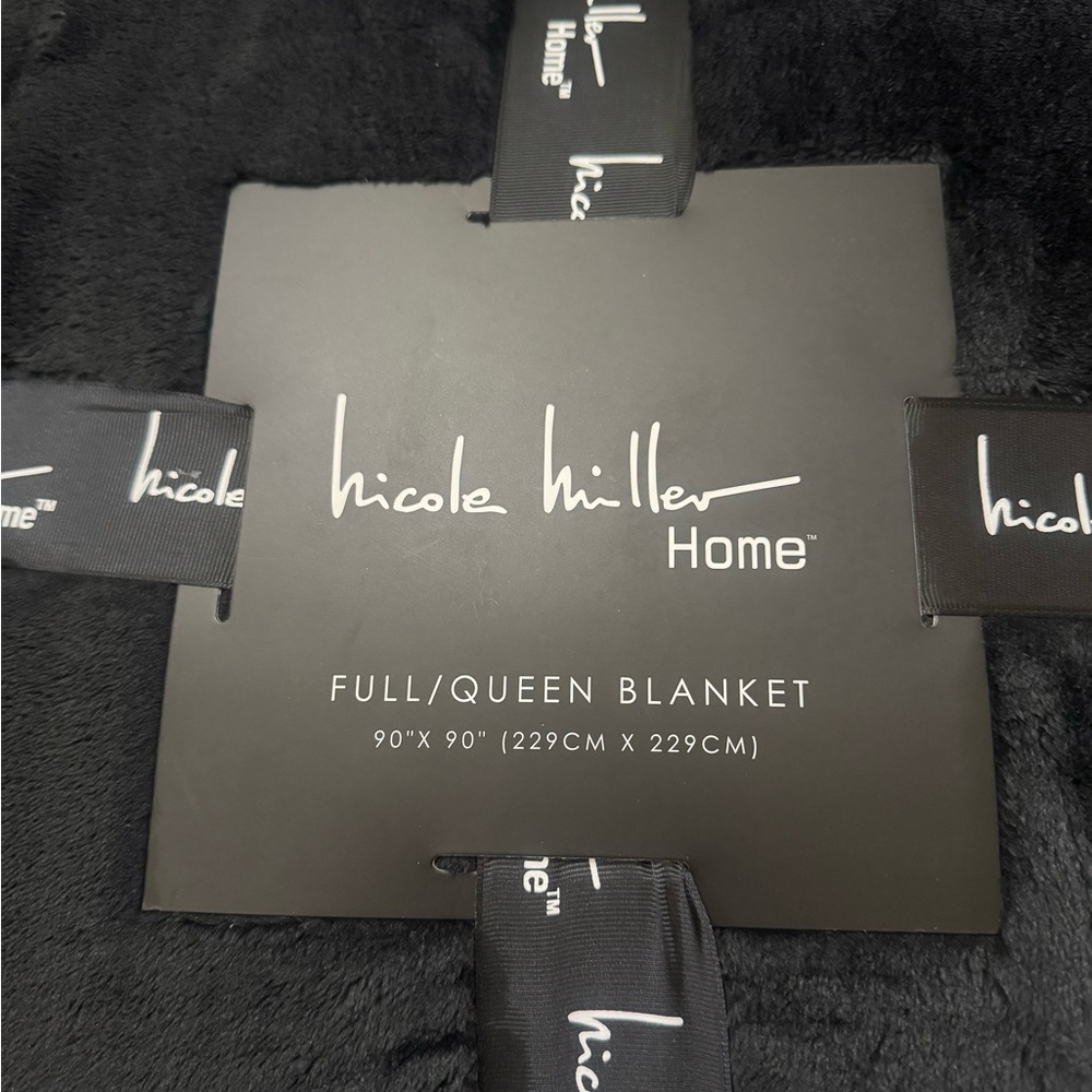 Nicole Miller Black Full/Queen Blanket